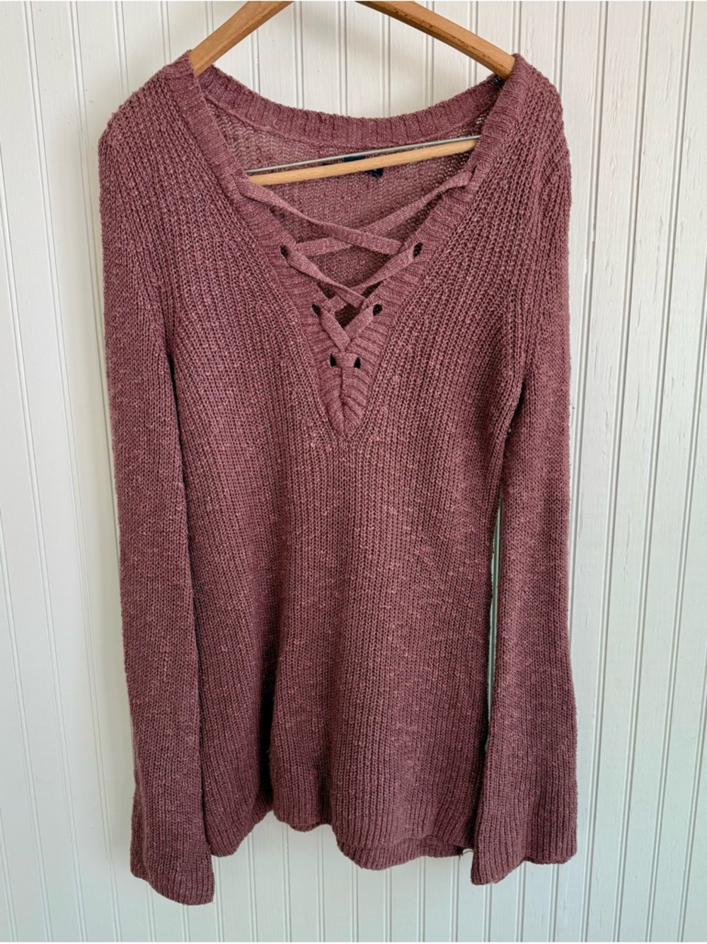 American Eagle Outfitters Lace-Knit V-Neck Sweater in Dusty Mauve Size M